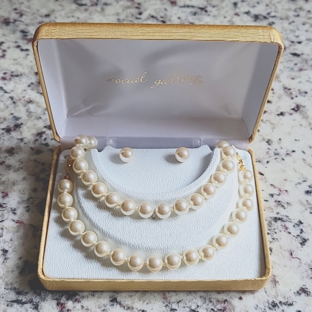 Pearl necklace, bracelet and earring set